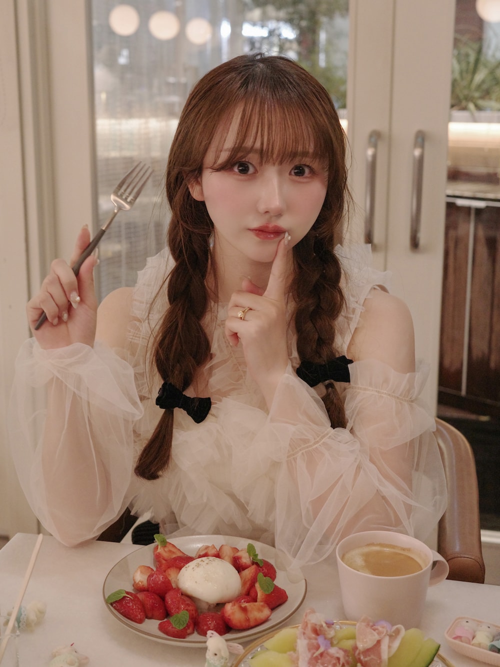 ブラウン系のその他パンツ、ピンク系のトートバッグ、ブラック系のブーツを着用したレディースの春コーディネートの2枚目の写真