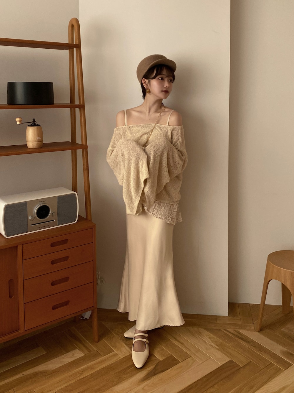 ホワイト系のショルダーバッグ、ホワイト系のトップス、ホワイト系のワンピースを着用したレディースの夏コーディネートの2枚目の写真