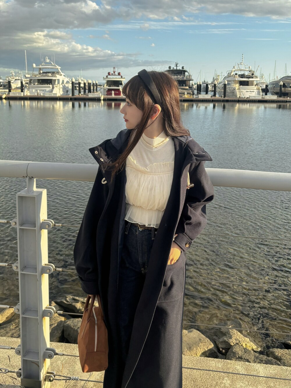 ホワイト系のニット/セーター、ブルー系のデニムパンツ、ブルー系のジャケット/アウターを着用したレディースの冬コーディネートの2枚目の写真