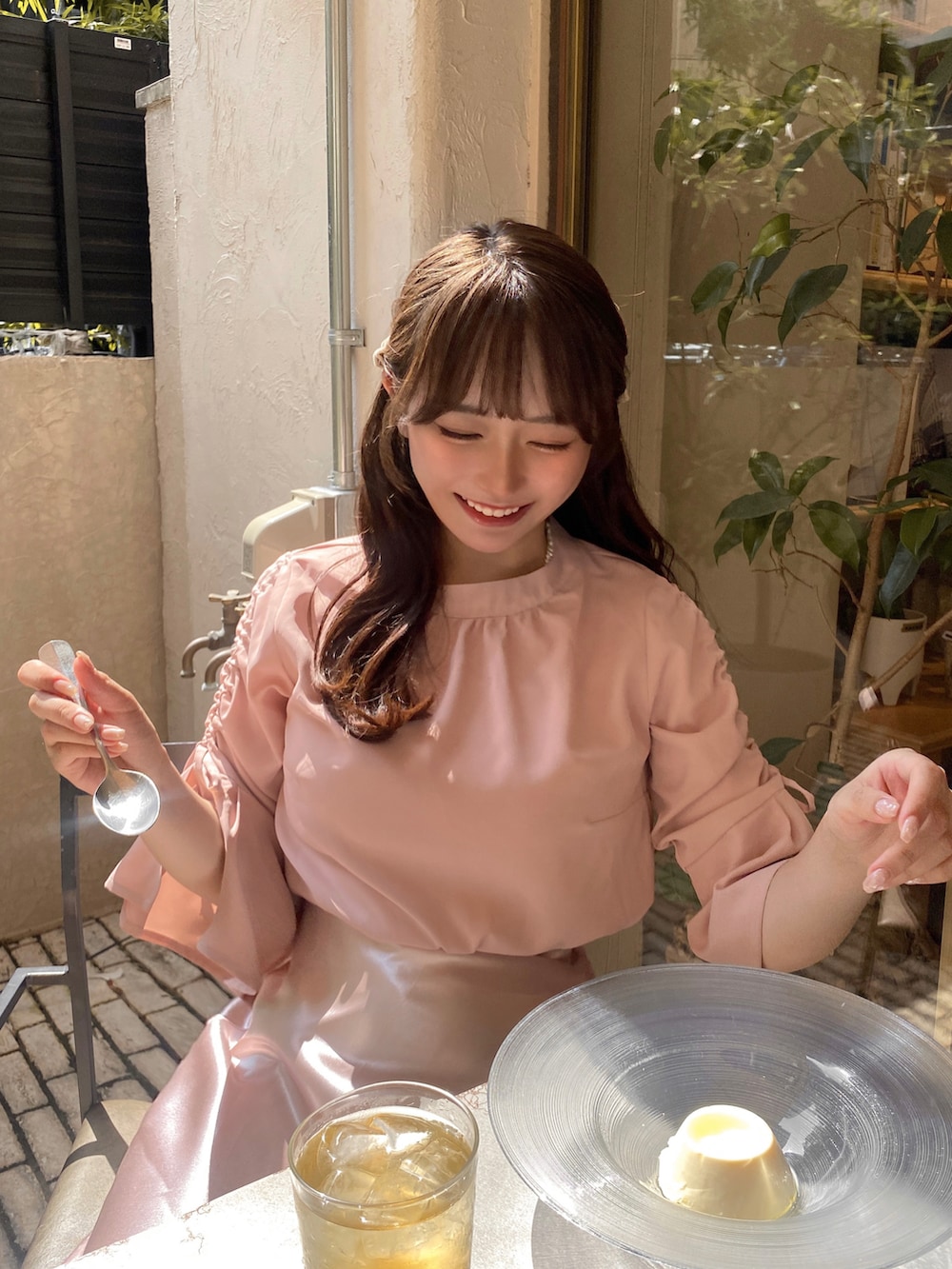 ピンク系のスカート、ピンク系のシャツ/ブラウス、ホワイト系のバレッタ/ヘアクリップを着用したレディースの夏コーディネートの4枚目の写真