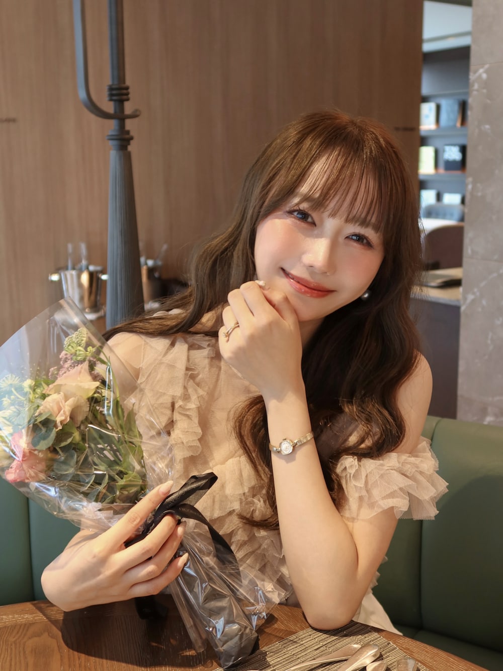 ホワイト系のスカート、ピンク系のトップス、ゴールド系のバッグを着用したレディースの夏コーディネートの4枚目の写真