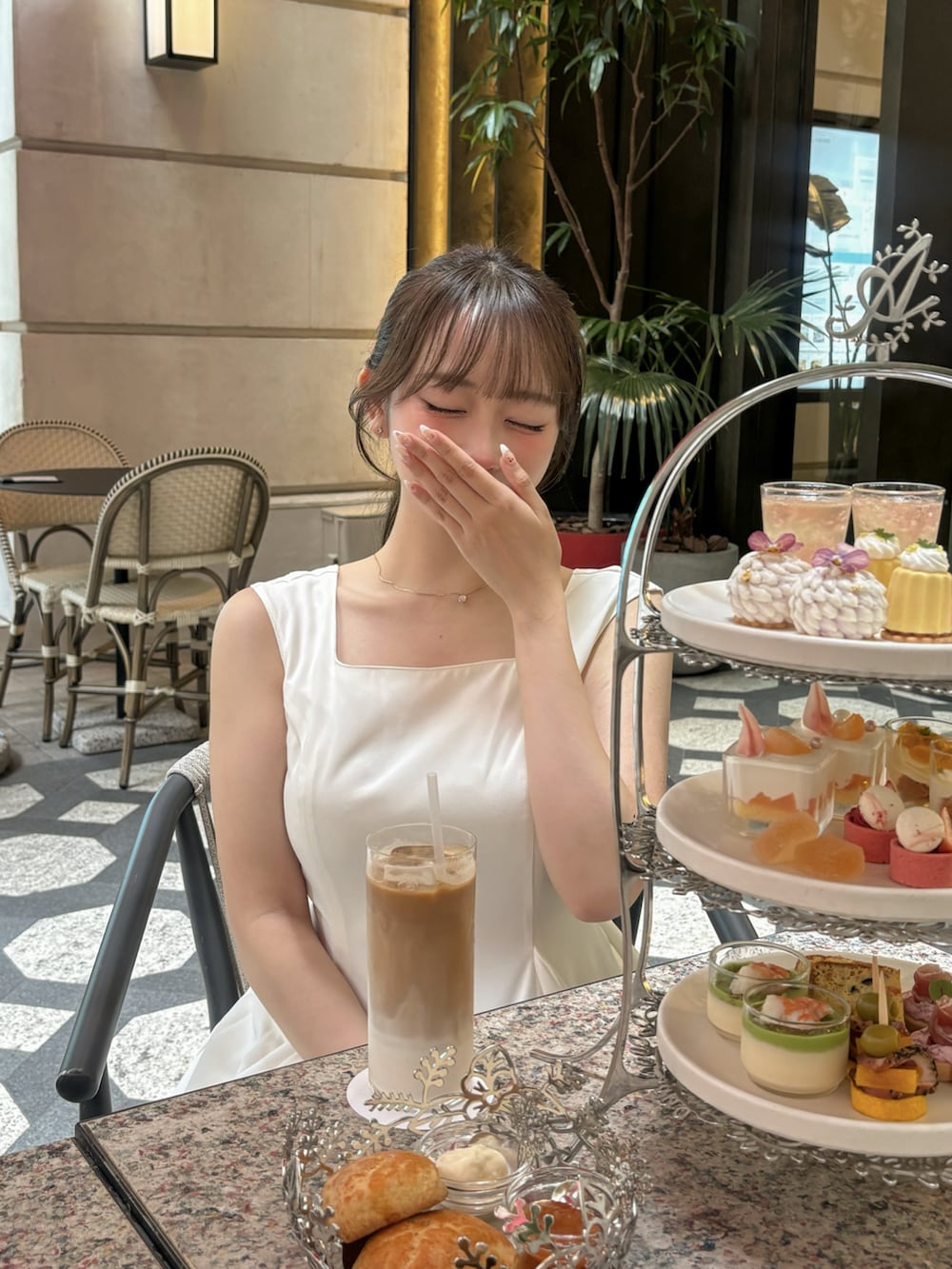 ホワイト系のワンピース/ドレス、ゴールド系のバッグ、ホワイト系のサンダルを着用したレディースの夏コーディネートの4枚目の写真