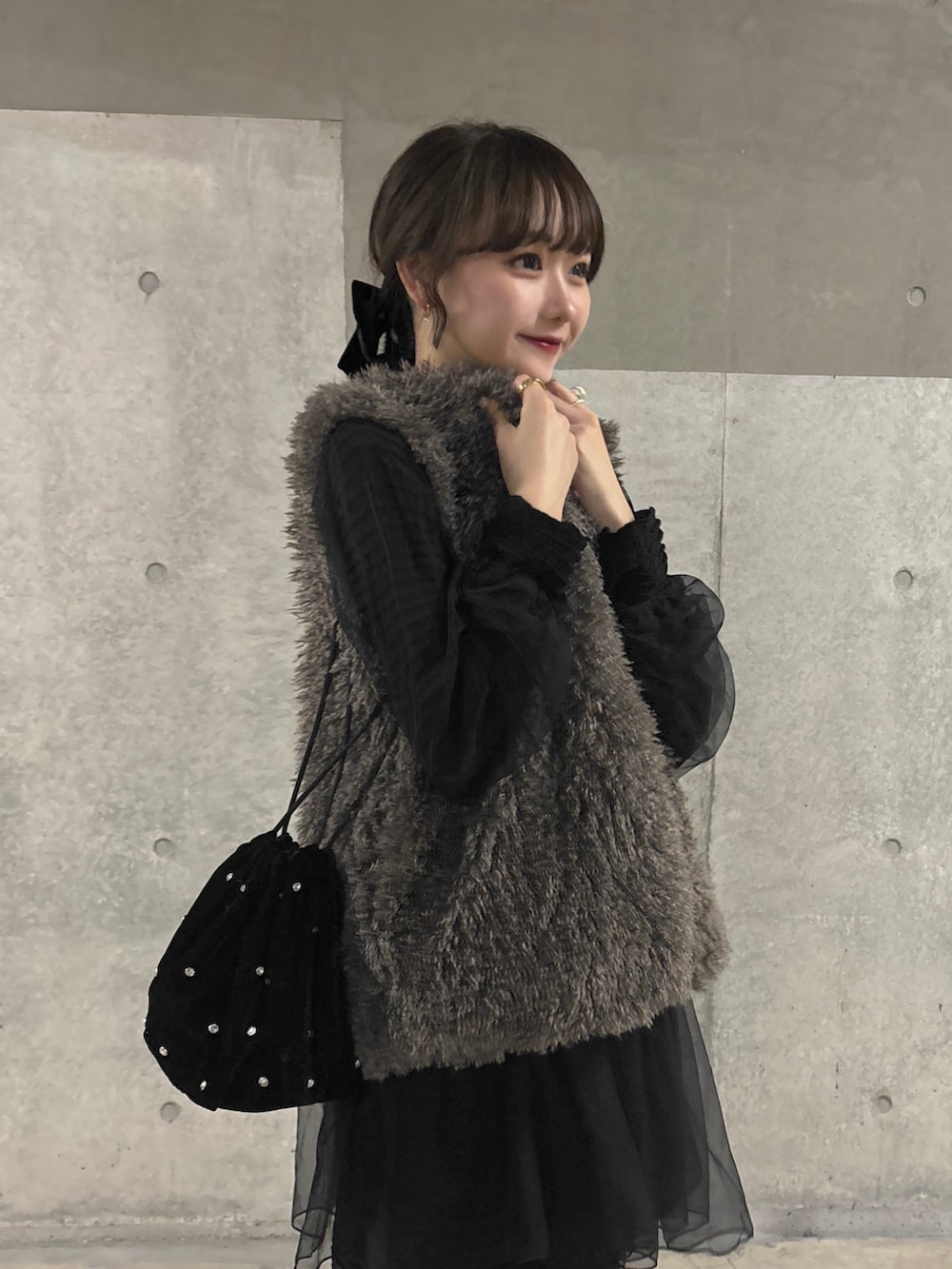 ブラック系のシャツ/ブラウス、ブラック系のTシャツ/カットソー、ブラック系のスカートを着用したレディースの秋コーディネートの4枚目の写真