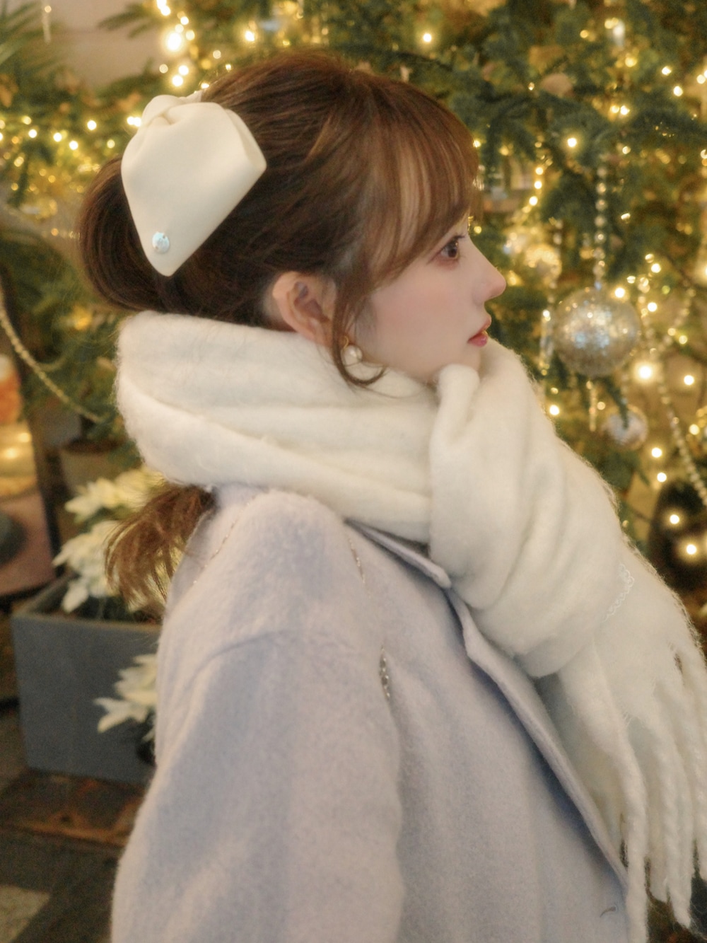 グレー系のシューズ、ブルー系のテーラードジャケット、ブルー系のスカートを着用したレディースの冬コーディネートの3枚目の写真