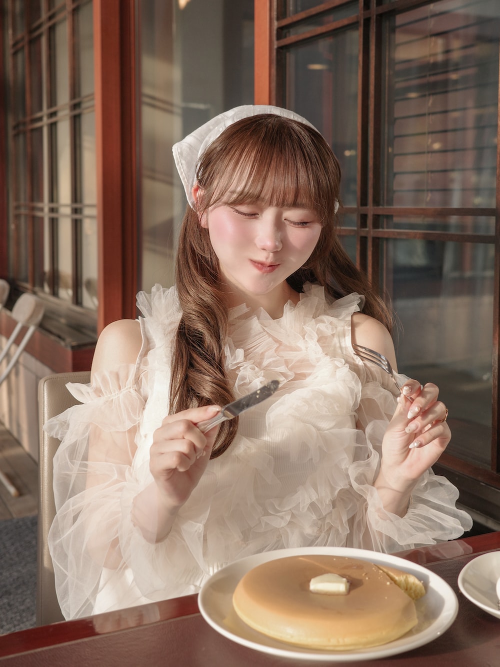 ホワイト系のスカート、ホワイト系のトップス、ホワイト系のトートバッグを着用したレディースの春コーディネートの4枚目の写真