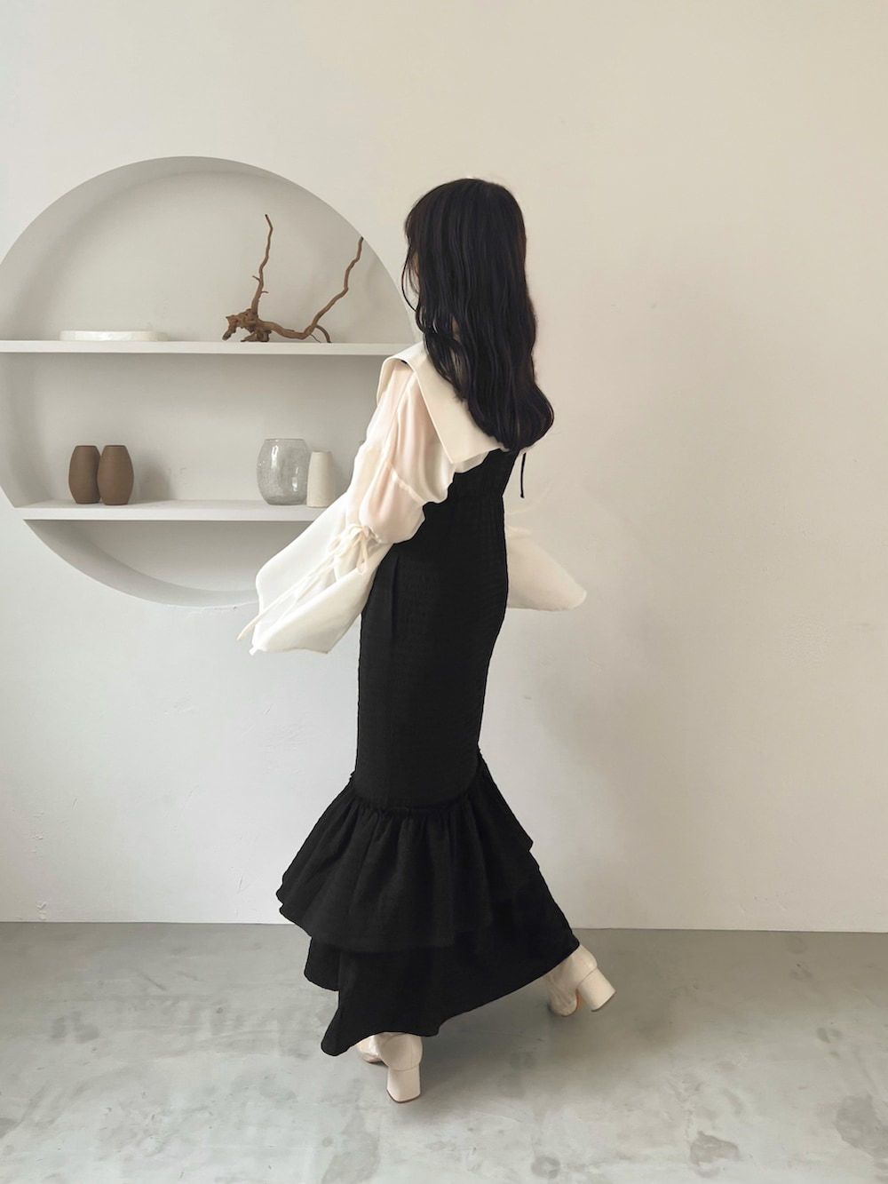 ブラック系のワンピース、ホワイト系のシャツ/ブラウスを着用したレディースの夏コーディネートの2枚目の写真