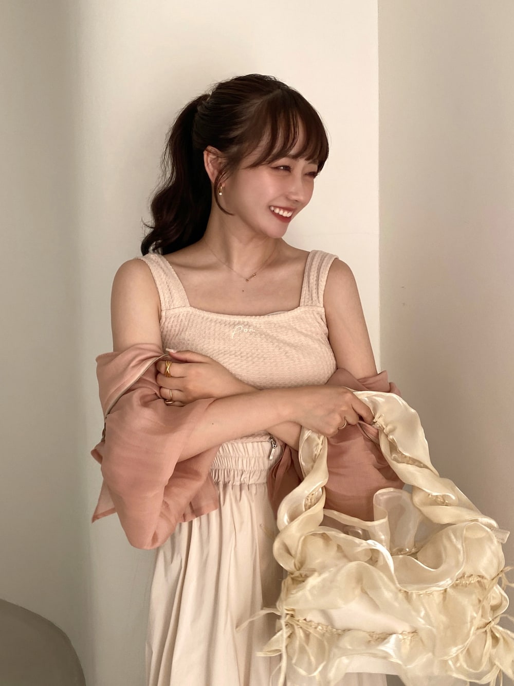 「夏コーデ、シアートップス、デート、デートスタイル（WOMEN）、タンクトップ、ガーリー、ガーリーコーデ、カジュアルガーリー、淡色コーデ、淡色女子、ピンク、ピンクコーデ、着回しコーデ、ワントーンコーデ、ホワイト」｜「pomiiiのワッフルタンクトップ（タンクトップ、ピンク系）」を使った、白濱楓雅 ( ふぅ )🍨さん（骨格ストレート・レディース・158cm）の夏コーディネートの4枚目の写真