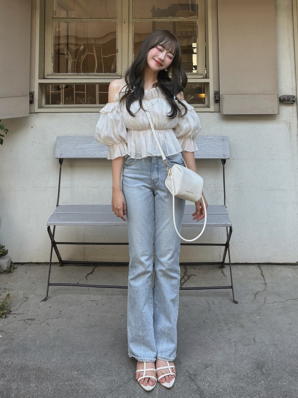 「秋服準備はじめました、お出かけコーデ、休日スタイル、パンツコーデ、デニム、ショルダーバッグ、サンダル、カジュアル、きれいめカジュアル、デートコーデ、フリル、キレイめ、淡色コーデ、骨格ストレート、ガーリー」｜「EVOLの一部WEB限定カラー【EVOL】ポインテッドTストラップサンダル IU5142 ソフトな素材で軽量（サンダル、ホワイト系）」を使った、白濱楓雅 ( ふぅ )🍨さん（骨格ストレート・レディース・158cm）の夏コーディネートの2枚目の写真
