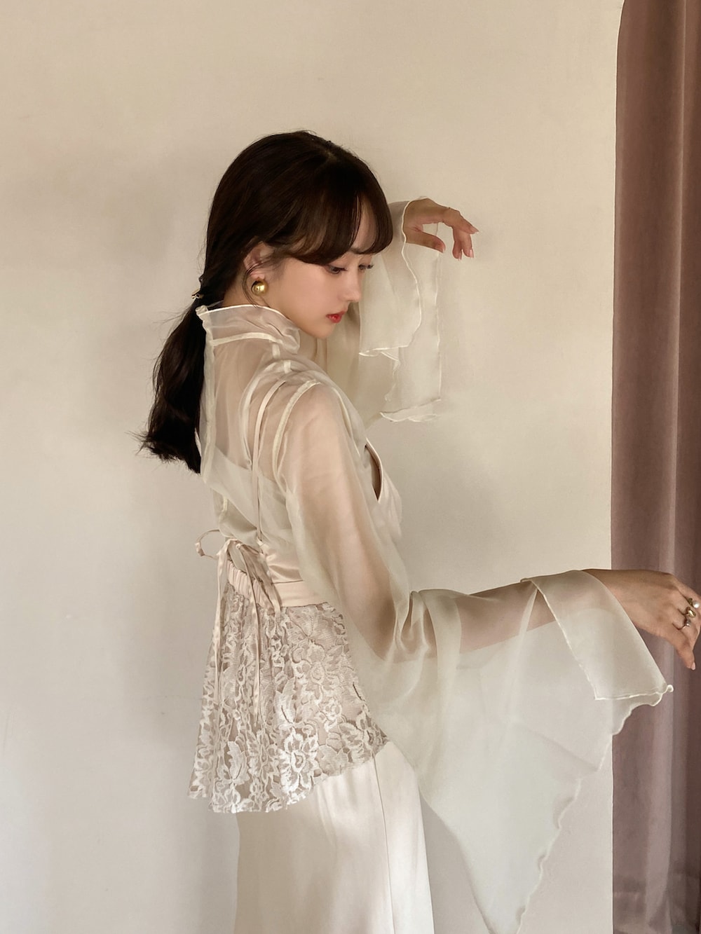 ホワイト系のトップス、ホワイト系のサンダル、ホワイト系のワンピースを着用したレディースの夏コーディネートの5枚目の写真