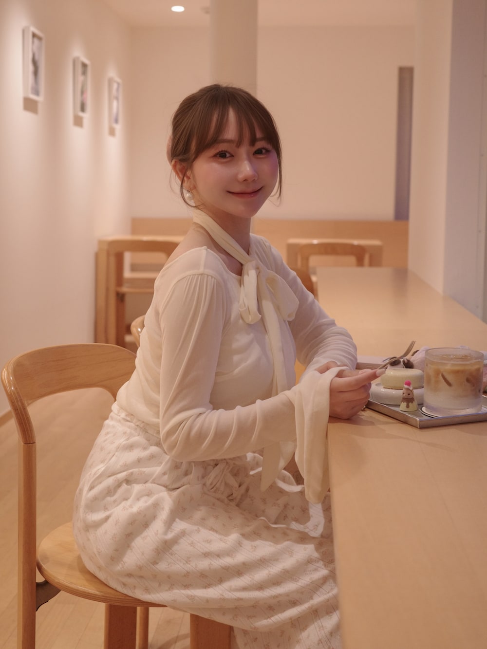 ブラウン系のシューズ、ピンク系のパンツ、ホワイト系のトップスを着用したレディースの秋コーディネートの2枚目の写真
