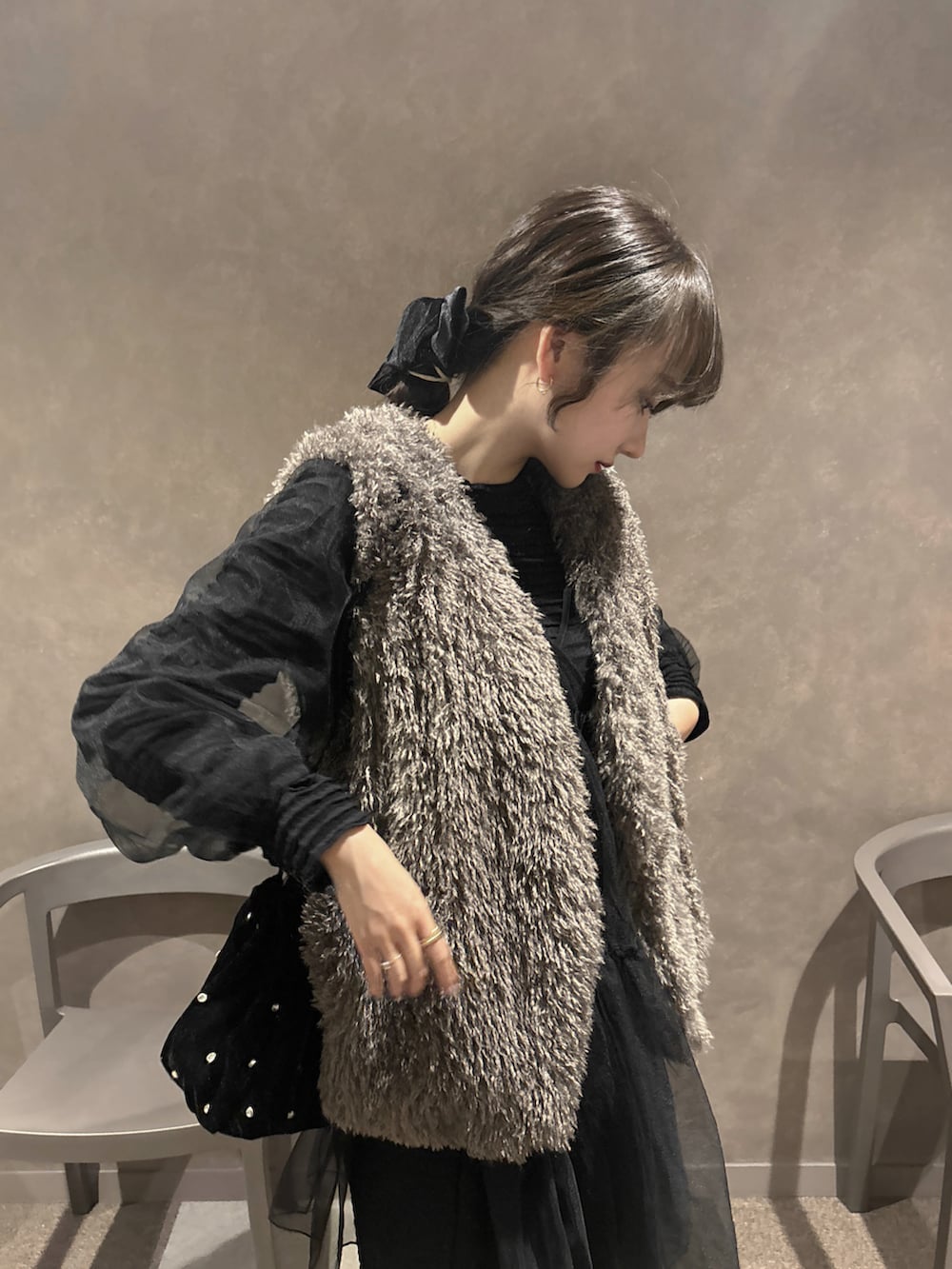 ブラック系のシャツ/ブラウス、ブラック系のTシャツ/カットソー、ブラック系のスカートを着用したレディースの秋コーディネートの5枚目の写真