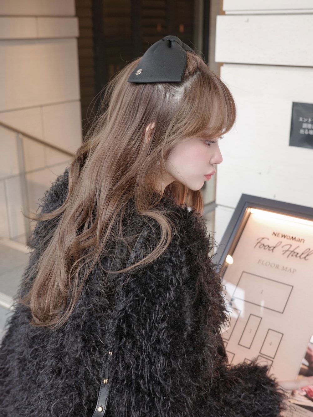 ブラック系のつなぎ/オールインワン、ブラック系のジャケット/アウター、ブラック系のブーツを着用したレディースの冬コーディネートの5枚目の写真