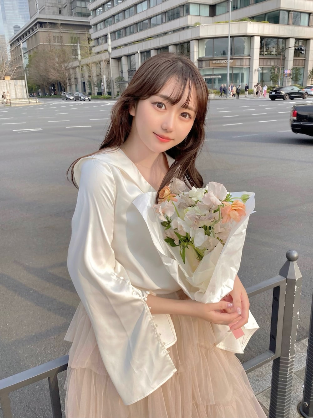 「チュールスカート、ピンク、ピンクコーデ、デート、デートスタイル（WOMEN）、淡色コーデ、淡色女子、ワントーンコーデ、ガーリー、ガーリーコーデ、きれいめコーディネート、ロングスカート、フェミニン、古着MIX、きれいめカジュアル」｜「pomiiiのサテンセーラー袖ボタンブラウス（シャツ/ブラウス、ホワイト系）」を使った、白濱楓雅 ( ふぅ )🍨さん（骨格ストレート・レディース・158cm）の夏コーディネートの3枚目の写真