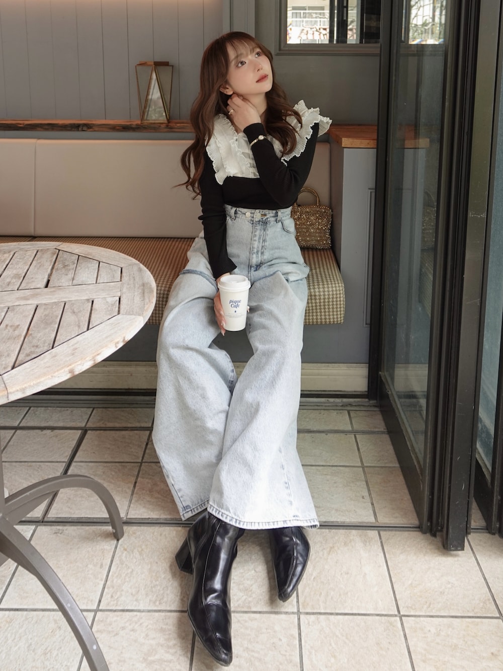 「春めき満開コーデ、ショルダーバッグ、カジュアルスタイル、きれいめカジュアル、モノトーン、デニム、ブーツ、春コーデ、フリル、デートコーデ、カジュアルコーデ、骨格ストレート」｜「SNIDELのプリーツドッキングプルオーバー（ニット/セーター、その他）」を使った、白濱楓雅 ( ふぅ )🍨さん（骨格ストレート・レディース・158cm）の春コーディネートの4枚目の写真