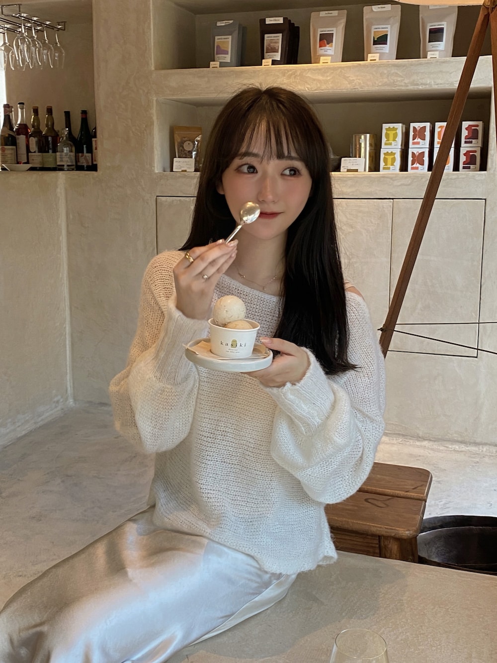 「お出かけコーデ、秋服準備はじめました、秋服コーデ、ブルーコーデ、オールホワイト、ホワイト、ホワイトコーデ、ニット、デート、デートスタイル（WOMEN）、ガーリー、淡色コーデ、淡色女子、きれいめカジュアル、キレイめ」｜「MERCURYDUOのサテンナロースカート（スカート、グレー系）」を使った、白濱楓雅 ( ふぅ )🍨さん（骨格ストレート・レディース・158cm）の夏コーディネートの2枚目の写真