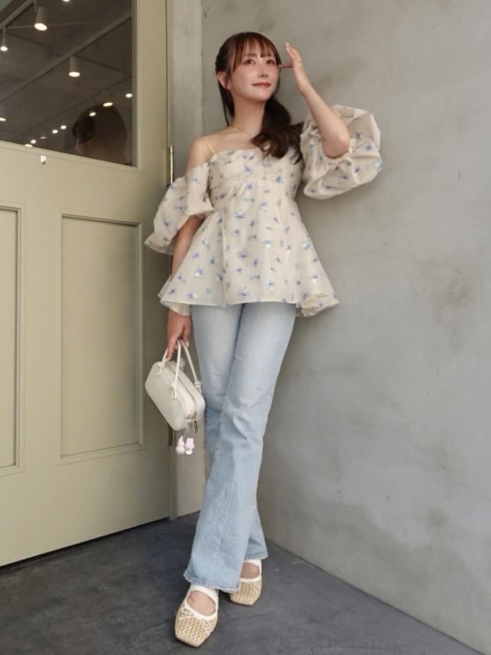 ベージュ系のトートバッグ、その他のシャツ/ブラウス、ブルー系のデニムパンツを着用したレディースの夏コーディネートの2枚目の写真