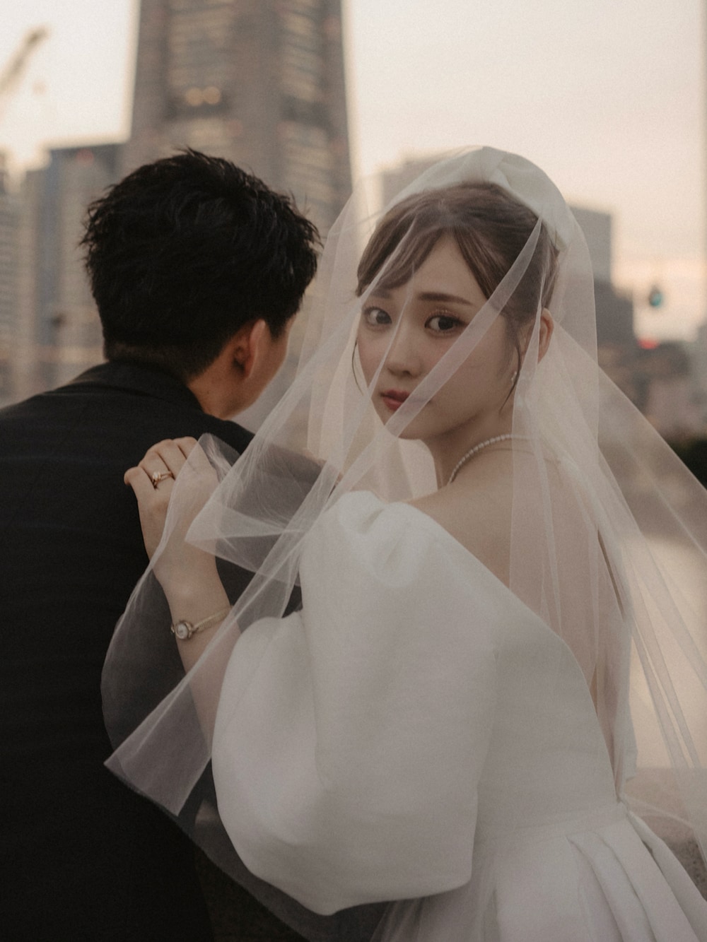 ホワイト系のスカート、ホワイト系のドレス、ホワイト系のパンプスを着用したレディースの秋コーディネートの3枚目の写真