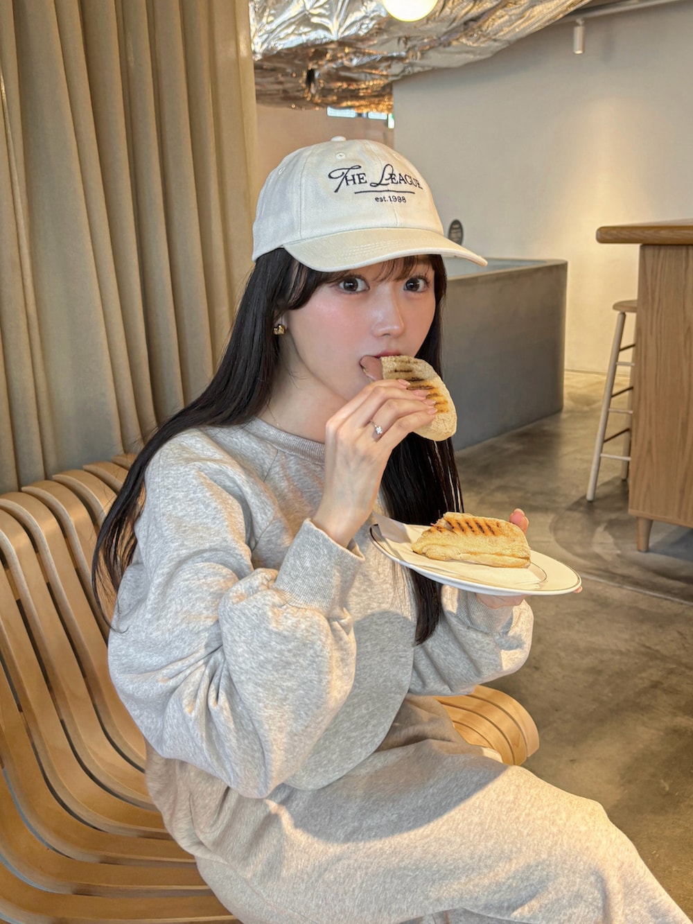 「春服コーデ、カジュアルコーデ、春ファッション、ラクチンコーデ、今日のコスメと服、デートコーデ、シンプル、ワンピース、キャップ、ローファー、春色、淡色コーデ、ワントーンコーデ、スウェット、春のNewスタイル」｜「H&Mのアイテム（帽子、ホワイト系）」を使った、白濱楓雅 ( ふぅ )🍨さん（骨格ストレート・レディース・158cm）の冬コーディネートの3枚目の写真
