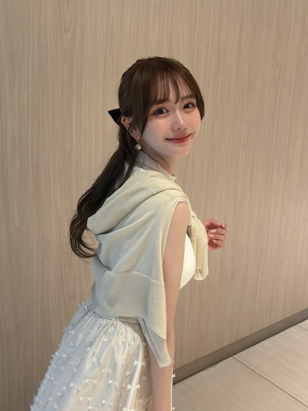 「レイヤードスタイル、夏コーデ、さらっと晴れやかスナップ、休日スタイル、シンプルスタイル、デートコーデ、キレイめ、お出かけコーデ、オールホワイト、淡色コーデ、カーディガン、ホワイト、ショルダーバッグ、サンダル、スカート」｜「ANTEPRIMAのアイテム（バッグ、ゴールド系）」を使った、白濱楓雅 ( ふぅ )🍨さん（骨格ストレート・レディース・158cm）の夏コーディネートの5枚目の写真