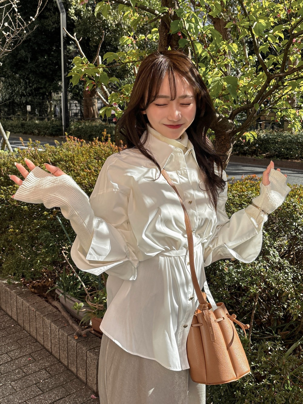 「春のおしゃ見えテクニック、春コーデ、ショルダーバッグ、スニーカー、シャツスタイル、パステルカラー、デートコーデ、淡色コーデ、レイヤードスタイル、カジュアル、春服みてみて、お出かけコーデ、春色、春のNewスタイル」｜「LAGUNAMOONのワイドスリーブハートボタンシャツ（シャツ/ブラウス、ホワイト系）」を使った、白濱楓雅 ( ふぅ )🍨さん（骨格ストレート・レディース・158cm）の春コーディネートの3枚目の写真
