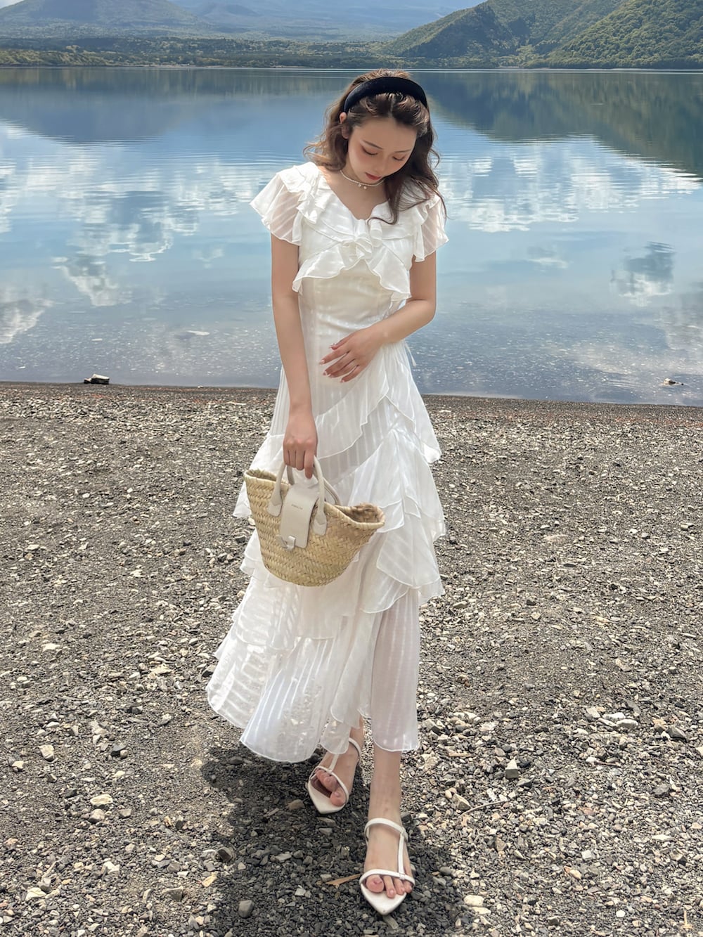 「ワンピース、デートコーデ、きれいめカジュアル、キレイめ、淡色コーデ、夏コーデ、夏、春コーデ、骨格ストレート、サンダル、かごバッグ」｜「dazzlinのバリエフルイドワンピース（ワンピース、ホワイト系）」を使った、白濱楓雅 ( ふぅ )🍨さん（骨格ストレート・レディース・158cm）の春コーディネートの2枚目の写真