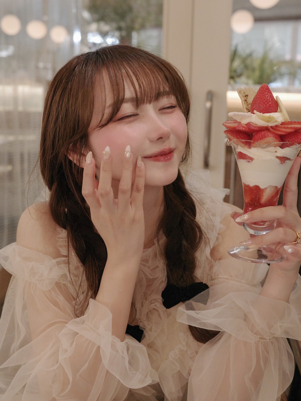 ブラウン系のその他パンツ、ピンク系のトートバッグ、ブラック系のブーツを着用したレディースの春コーディネートの4枚目の写真