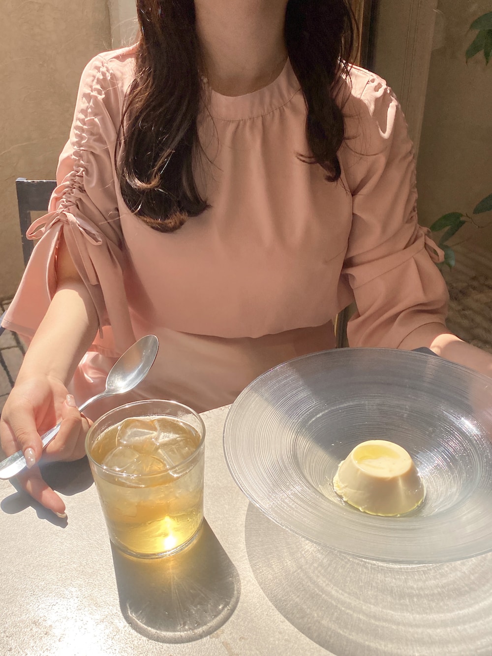 ピンク系のスカート、ピンク系のシャツ/ブラウス、ホワイト系のバレッタ/ヘアクリップを着用したレディースの夏コーディネートの5枚目の写真