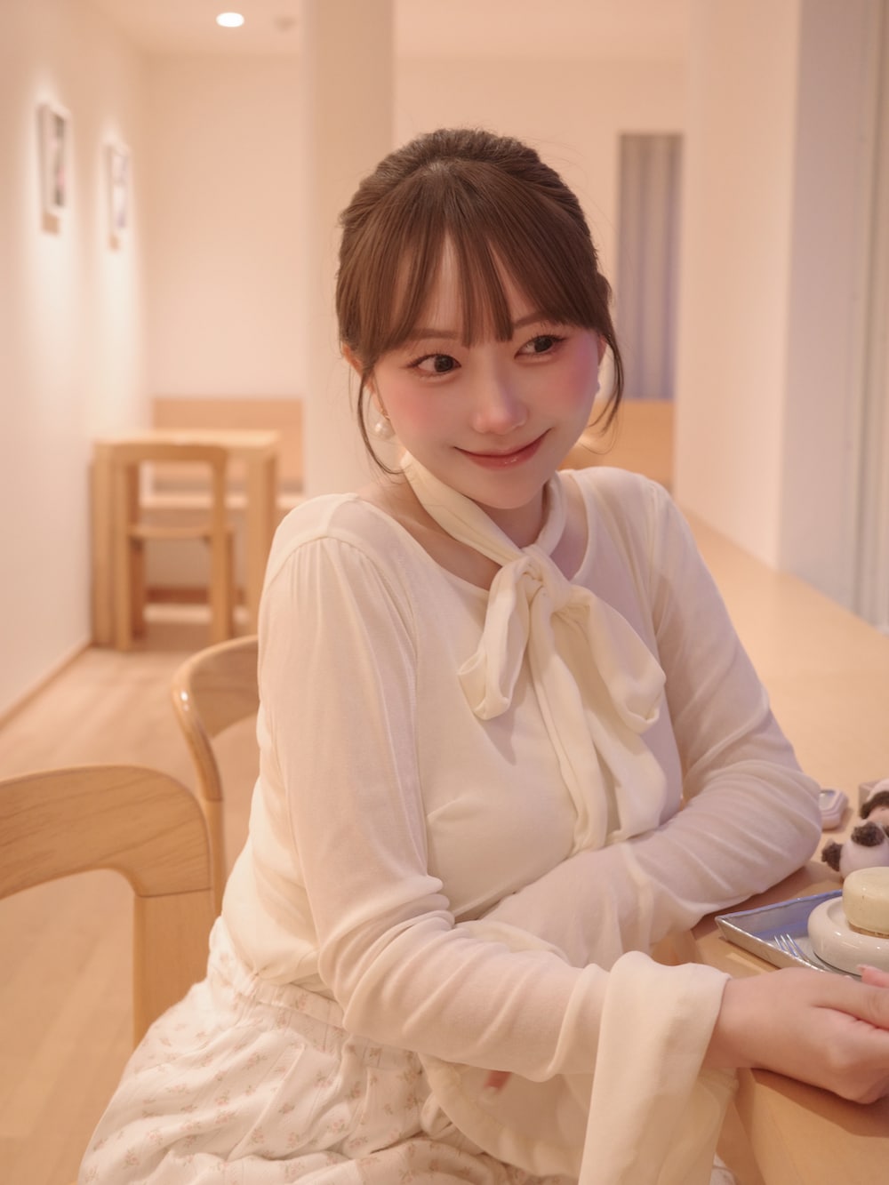 ブラウン系のシューズ、ピンク系のパンツ、ホワイト系のトップスを着用したレディースの秋コーディネートの3枚目の写真