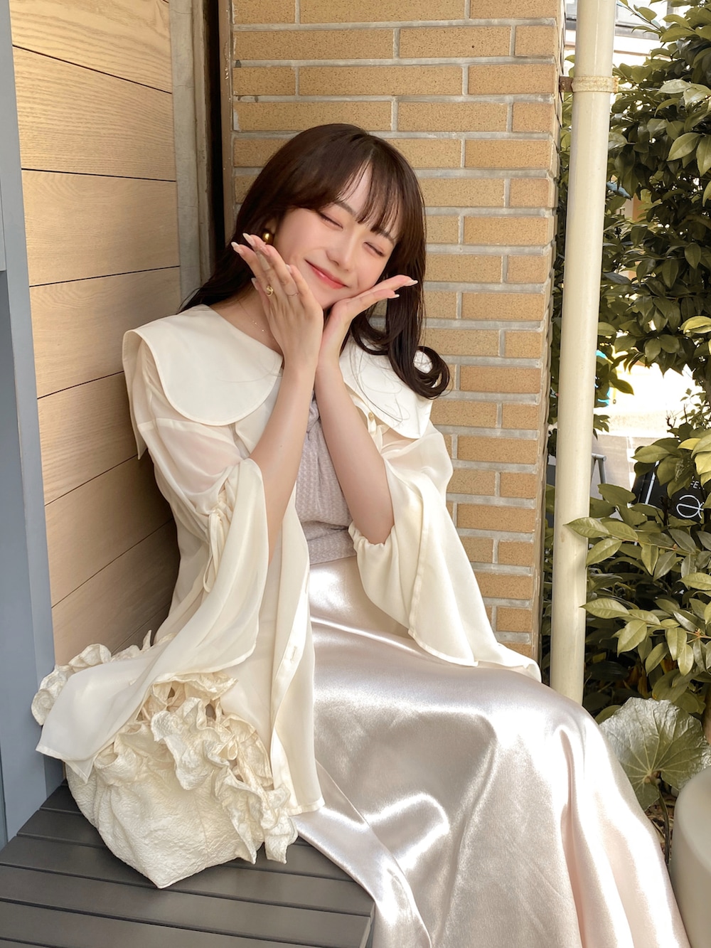 「サテンスカート、シンプルスタイル、初夏コーデ、淡色コーデ、淡色女子、淡色、シアーシャツ、タンクトップ、ガーリー、大人ガーリー、デート、デートスタイル（WOMEN）、パープル、ベージュ、ベージュコーデ」｜「pomiiiのAラインサテンスカート（スカート、ホワイト系）」を使った、白濱楓雅 ( ふぅ )🍨さん（骨格ストレート・レディース・158cm）の夏コーディネートの2枚目の写真