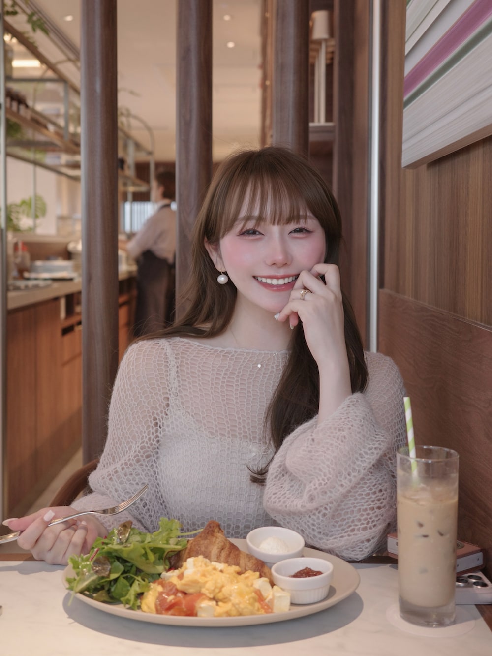 ブラウン系のシューズ、ピンク系のパンツ、ピンク系のトップスを着用したレディースの秋コーディネートの4枚目の写真