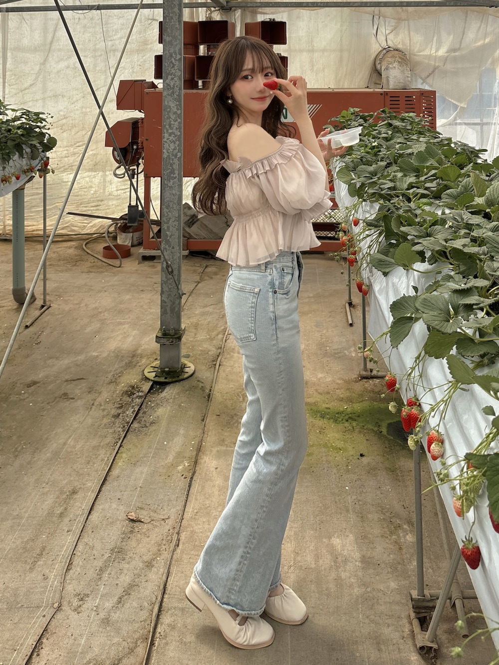 ピンク系のシャツ/ブラウス、ホワイト系のパンプス、ホワイト系のバッグを着用したレディースの春コーディネートの2枚目の写真