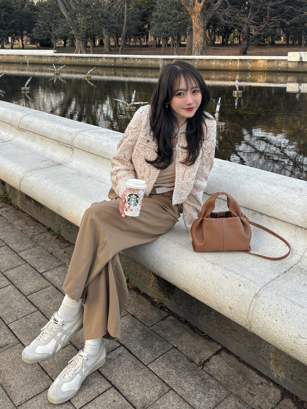 ピンク系のカーディガン/ボレロ、ホワイト系のキャミソール、ベージュ系のその他パンツを着用したレディースの春コーディネートの2枚目の写真