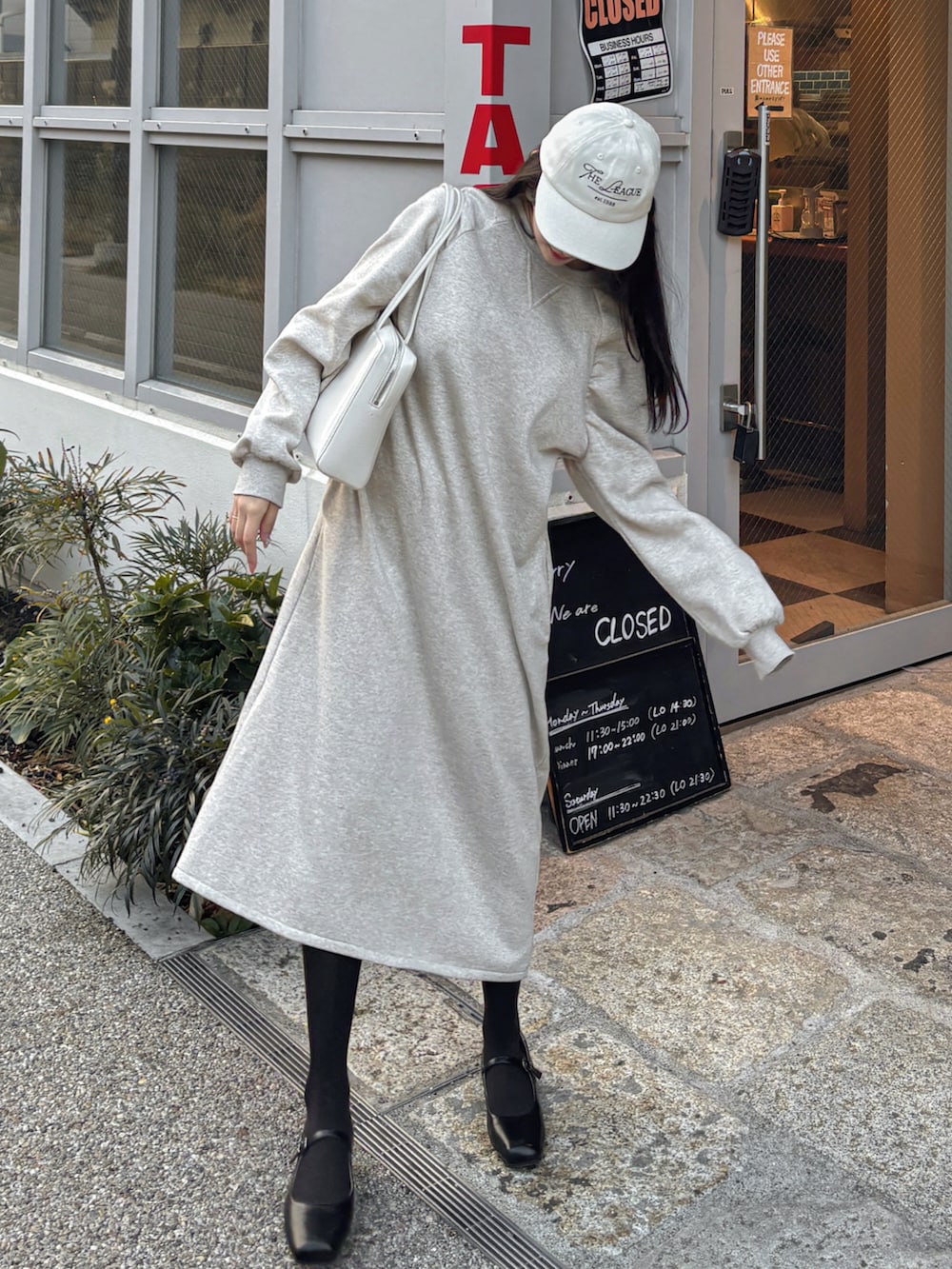 「春服コーデ、カジュアルコーデ、春ファッション、ラクチンコーデ、今日のコスメと服、デートコーデ、シンプル、ワンピース、キャップ、ローファー、春色、淡色コーデ、ワントーンコーデ、スウェット、春のNewスタイル」｜「H&Mのアイテム（帽子、ホワイト系）」を使った、白濱楓雅 ( ふぅ )🍨さん（骨格ストレート・レディース・158cm）の冬コーディネートの2枚目の写真