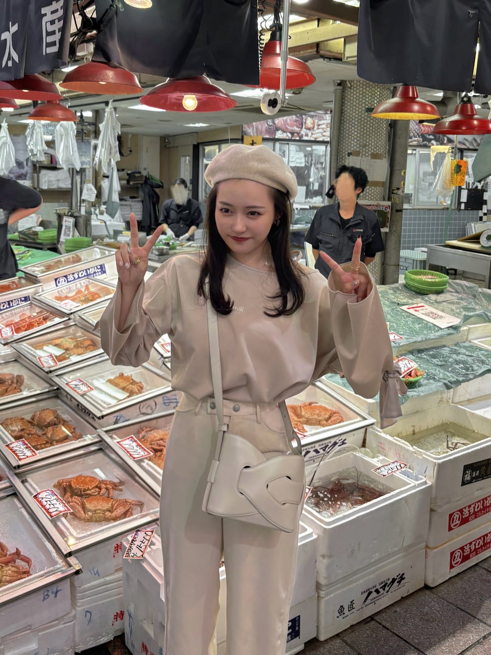 ホワイト系のスラックス、ホワイト系のスニーカー、ホワイト系のバッグを着用したレディースの秋コーディネートの3枚目の写真