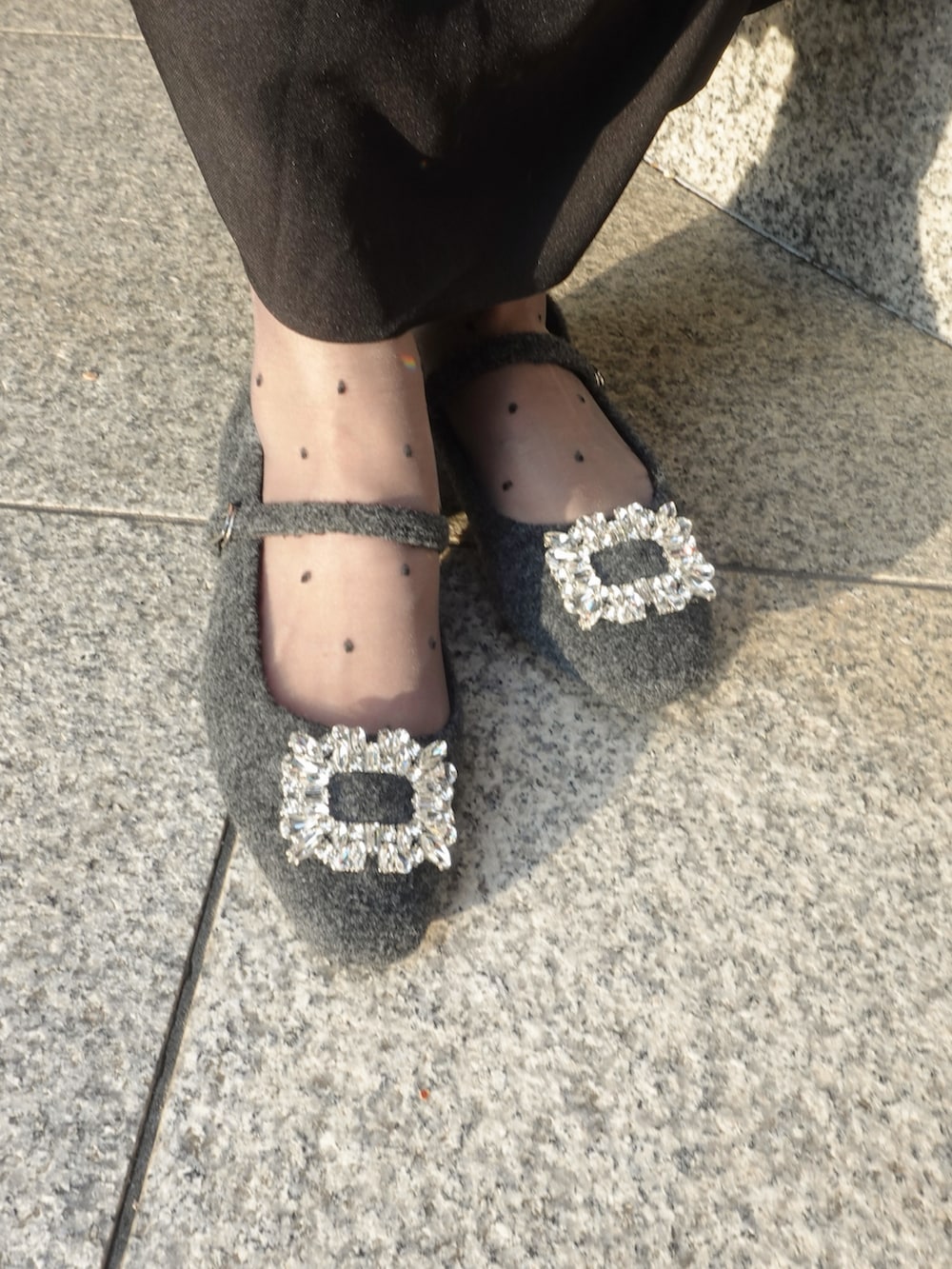 グレー系のシューズ、ブラック系のワンピース、グレー系のトップスを着用したレディースの秋コーディネートの3枚目の写真