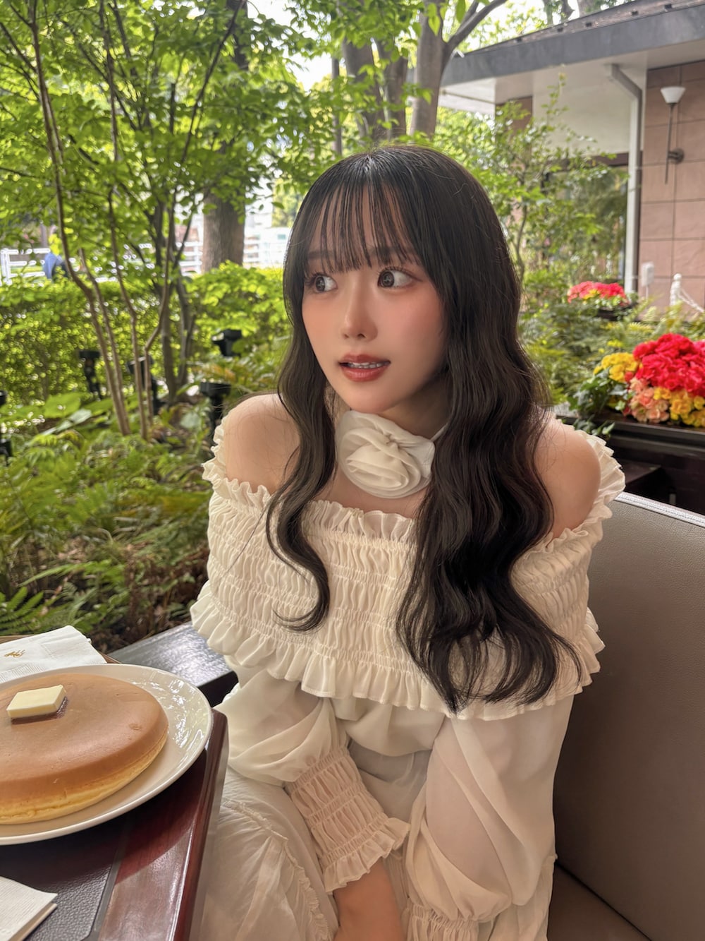 「きれいめカジュアル、デートコーデ、淡色コーデ、ホワイト、ローファー、フリル、雨の日コーデ、骨格ストレート、ロングスカート、オフショル、ブラウス」｜「toutyestのアイテム（バッグ、ブラウン系）」を使った、白濱楓雅 ( ふぅ )🍨さん（骨格ストレート・レディース・158cm）の夏コーディネートの2枚目の写真