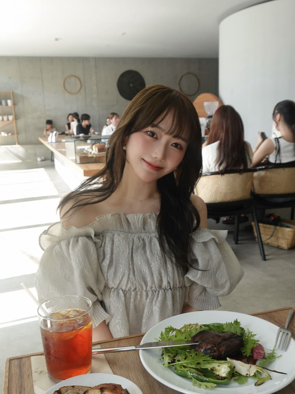 グリーン系のシャツ/ブラウス、ホワイト系のスカート、ホワイト系のサンダルを着用したレディースの夏コーディネートの4枚目の写真