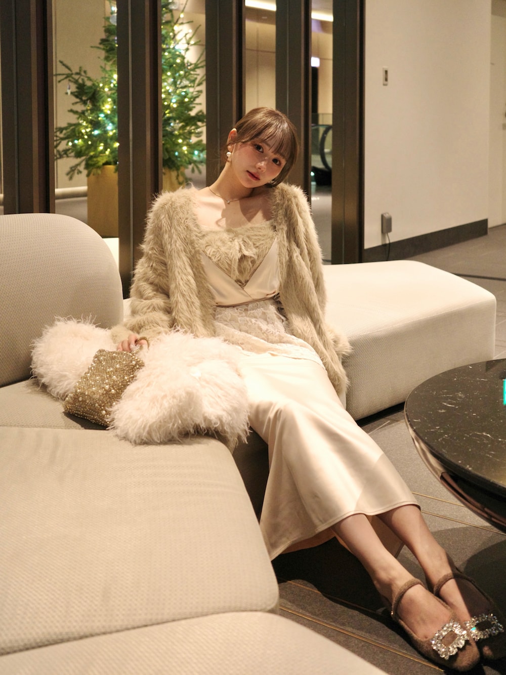 ホワイト系のワンピース/ドレス、ベージュ系のアンサンブル、ゴールド系のバッグを着用したレディースの秋コーディネートの2枚目の写真