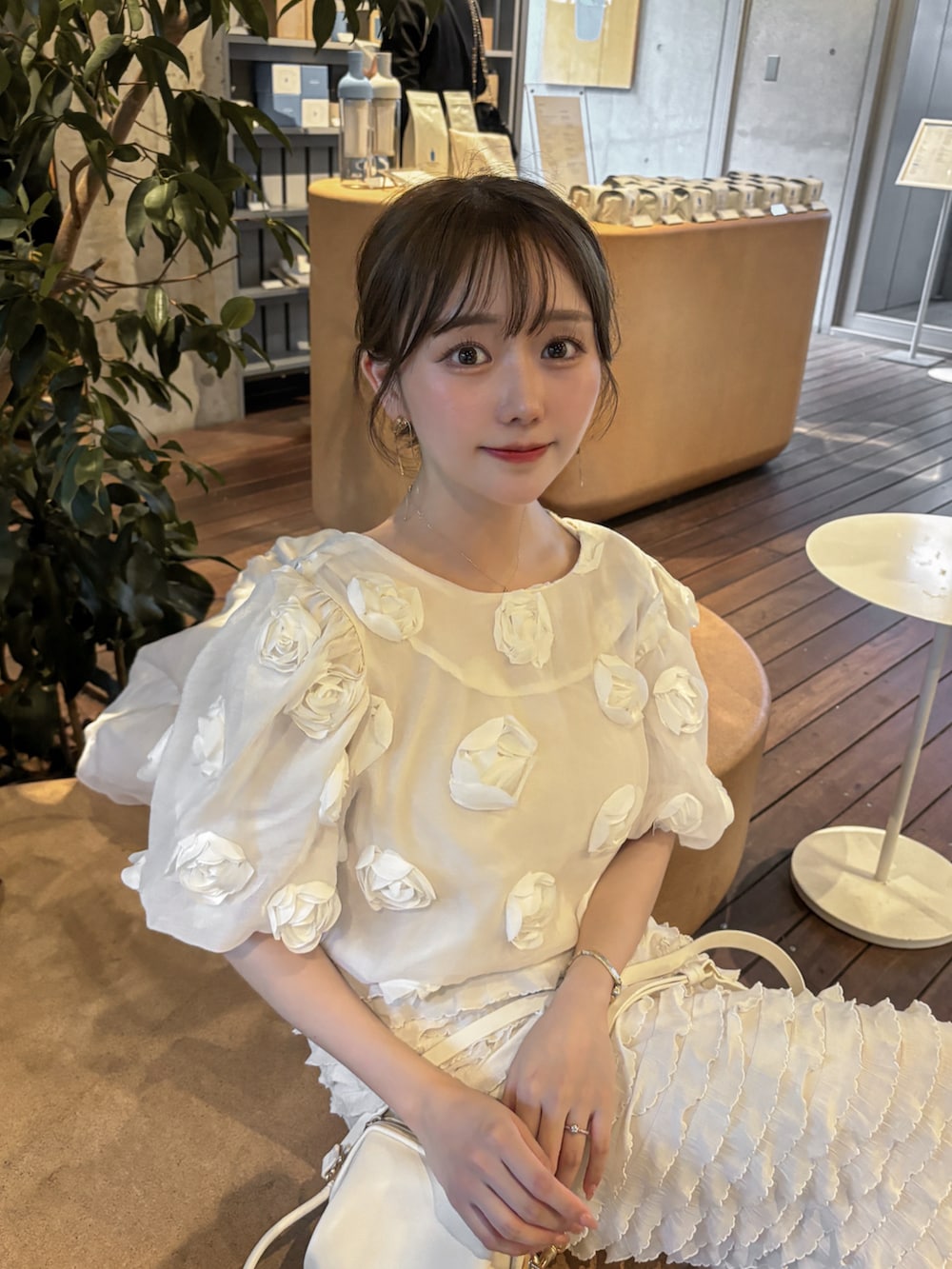 ホワイト系のサンダル、ホワイト系のスカート、ホワイト系のトップスを着用したレディースの夏コーディネートの2枚目の写真