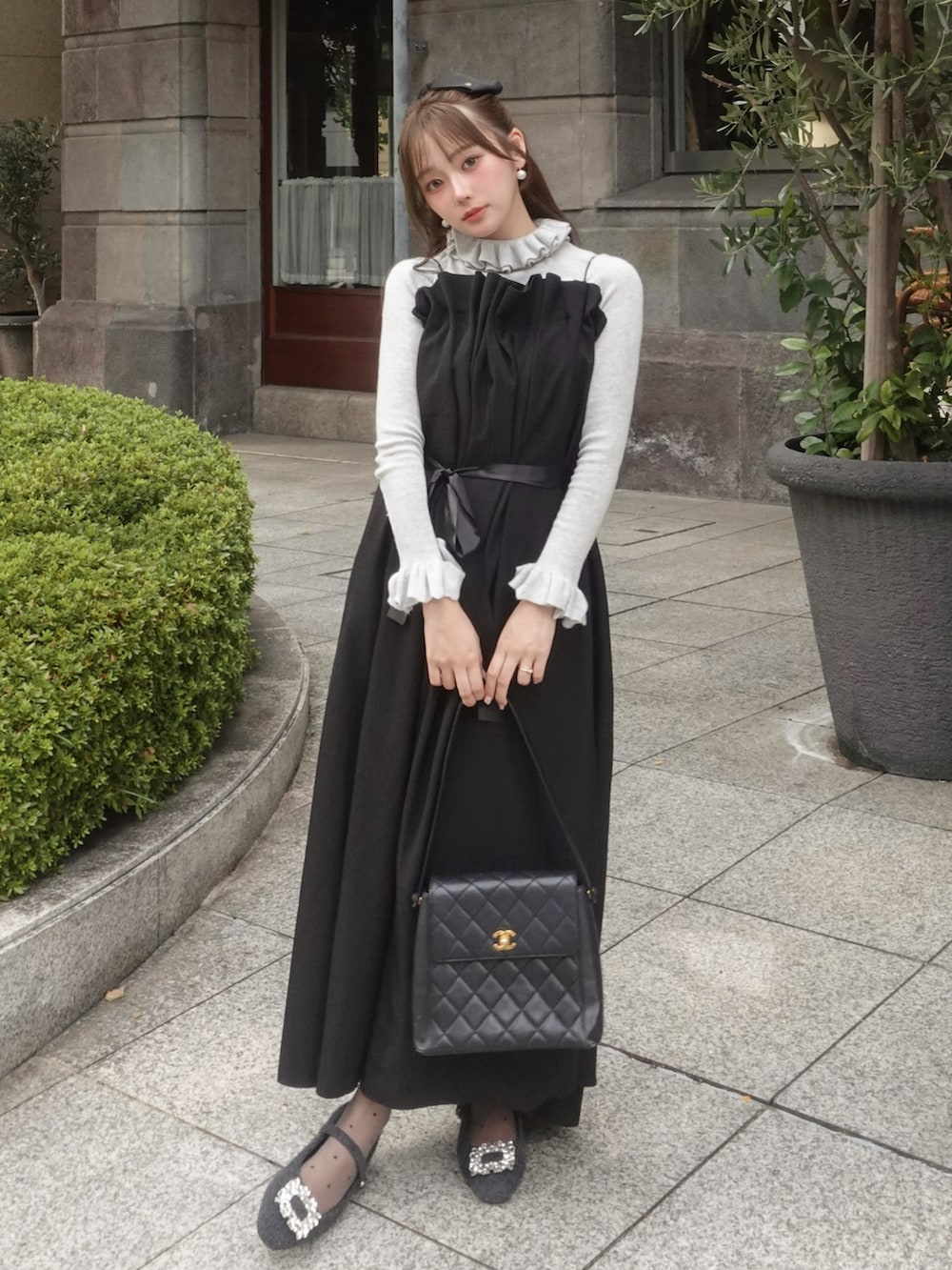 グレー系のシューズ、ブラック系のワンピース、グレー系のトップスを着用したレディースの秋コーディネートの5枚目の写真