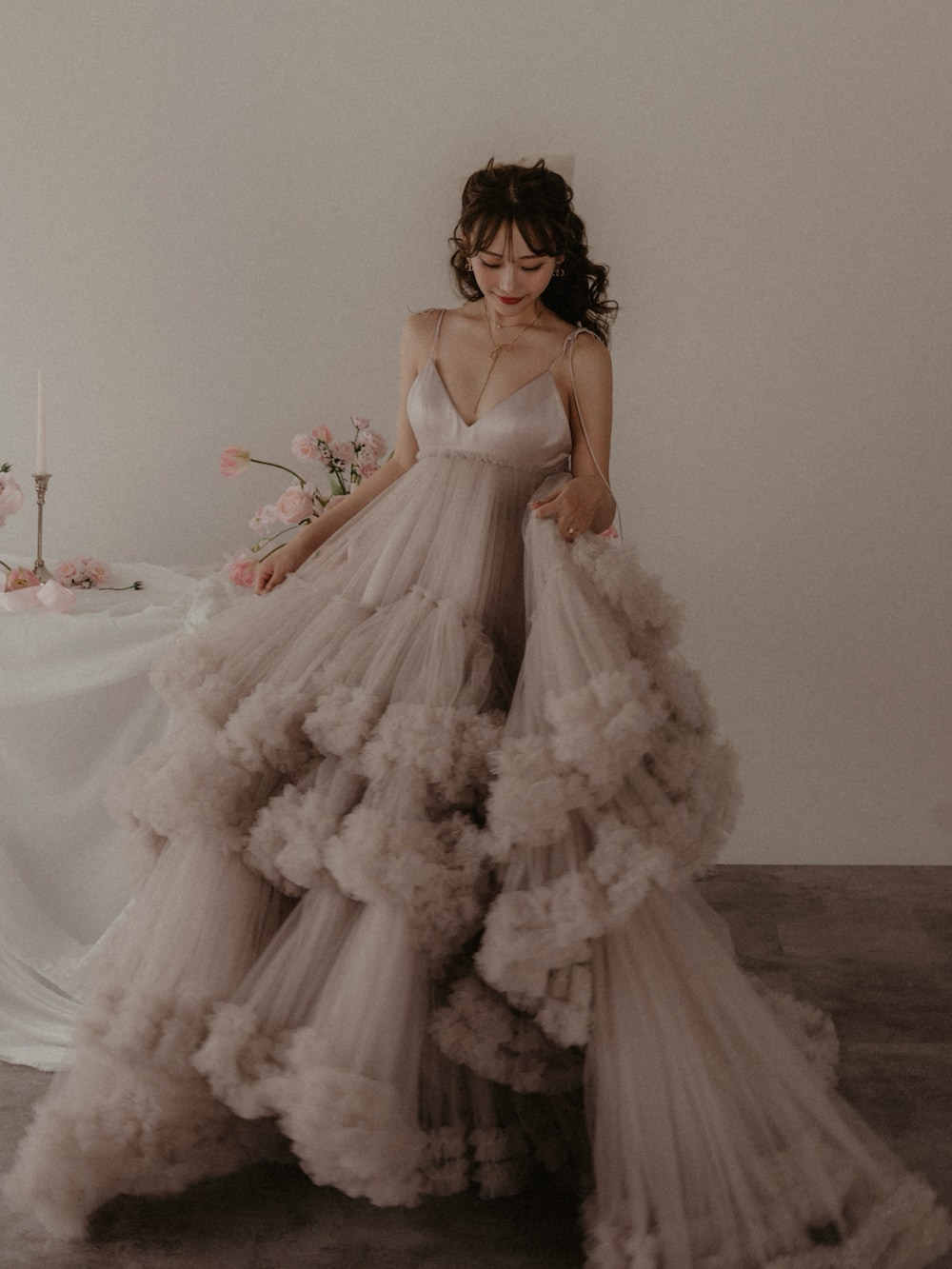 ホワイト系のブーツ、ホワイト系のスカート、ピンク系のドレスを着用したレディースの秋コーディネートの4枚目の写真