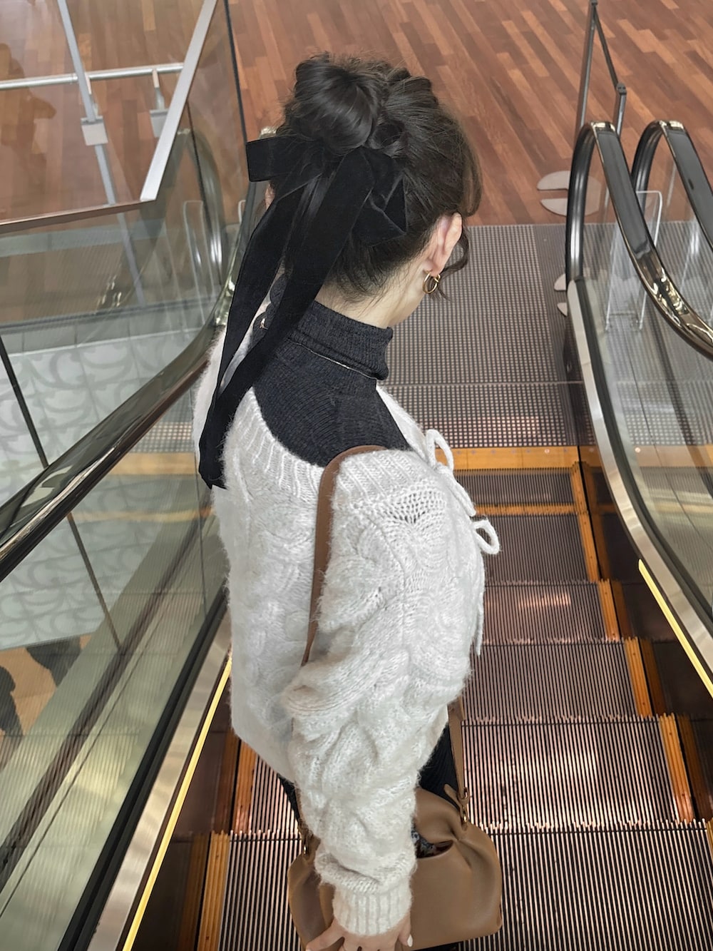 ホワイト系のニット/セーター、グレー系のトップス、ブラウン系のバッグを着用したレディースの秋コーディネートの2枚目の写真