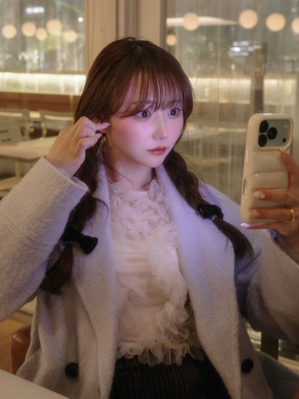 ブルー系のテーラードジャケット、ホワイト系のトップス、ブラウン系のその他パンツを着用したレディースの春コーディネートの3枚目の写真