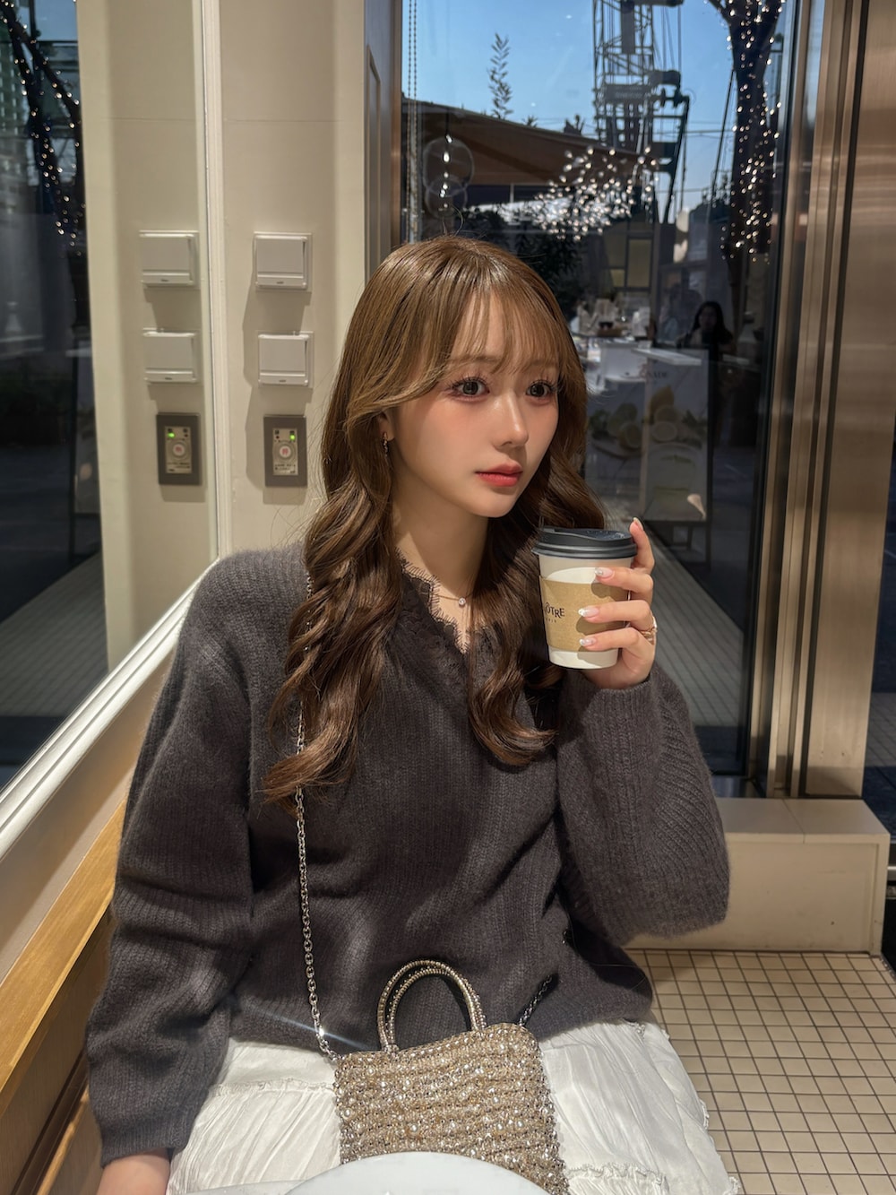 「最近のいい感じコーデ、冬のコーデ、キレイめ、ショルダーバッグ、ブーツ、ロングブーツ、スカート、ニット、骨格ストレート、デートコーデ、モノトーン、フリル」｜「SNIDELのラクーン衿レースプルオーバー（ニット/セーター、グレー系）」を使った、白濱楓雅 ( ふぅ )🍨さん（骨格ストレート・レディース・158cm）の秋コーディネートの3枚目の写真