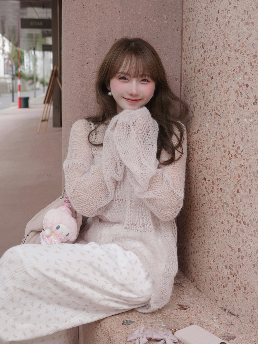 ブラウン系のシューズ、ピンク系のパンツ、ピンク系のトップスを着用したレディースの秋コーディネートの3枚目の写真