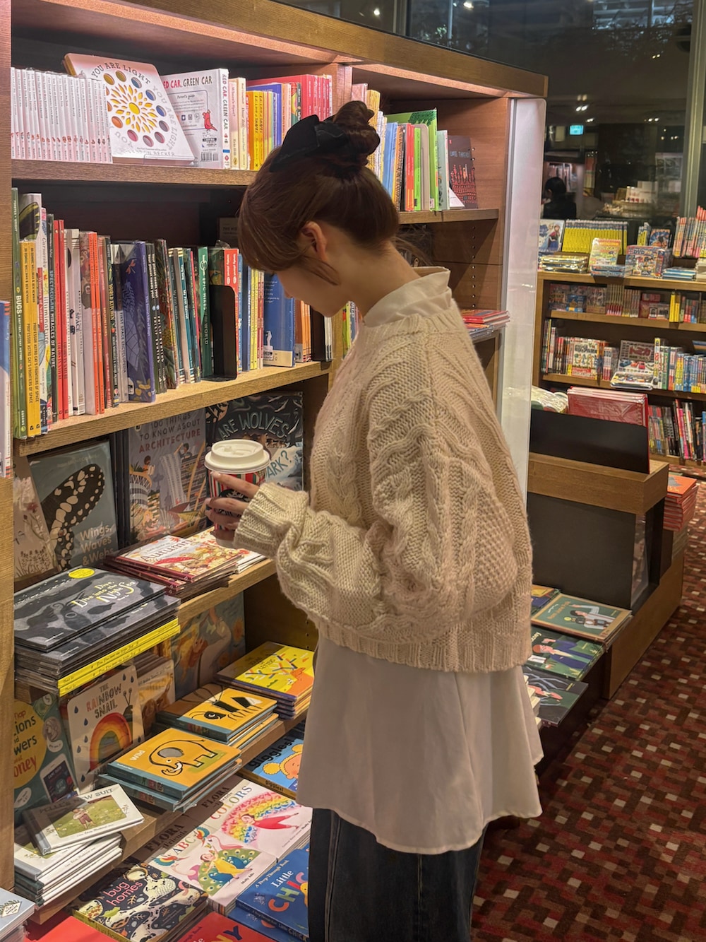 「ブラウン、ブーツ、カジュアルスタイル、デニム、きれいめカジュアル、レイヤードスタイル、秋コーデ、お出かけコーデ、デートコーデ、休日スタイル、淡色コーデ、骨格ストレート、ニット、シャツスタイル、パンツスタイル」｜「Stylevoice for xxxの＜yuiさんコラボ＞ランダムケーブルショートニット（ニット/セーター、ホワイト系）」を使った、白濱楓雅 ( ふぅ )🍨さん（骨格ストレート・レディース・158cm）の秋コーディネートの3枚目の写真