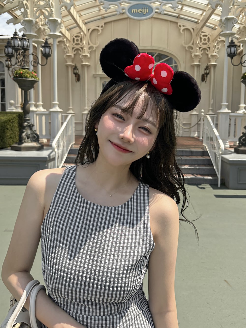 「テーマパークコーデ、ディズニーコーデ、休日スタイル、ノースリーブ、チェック、ワンピース、デートコーデ、お出かけコーデ、モノトーン、骨格ストレート、夏コーデ、きれいめカジュアル、キレイめ」｜「Paris64のアイテム（バッグ、ホワイト系）」を使った、白濱楓雅 ( ふぅ )🍨さん（骨格ストレート・レディース・158cm）の夏コーディネートの3枚目の写真