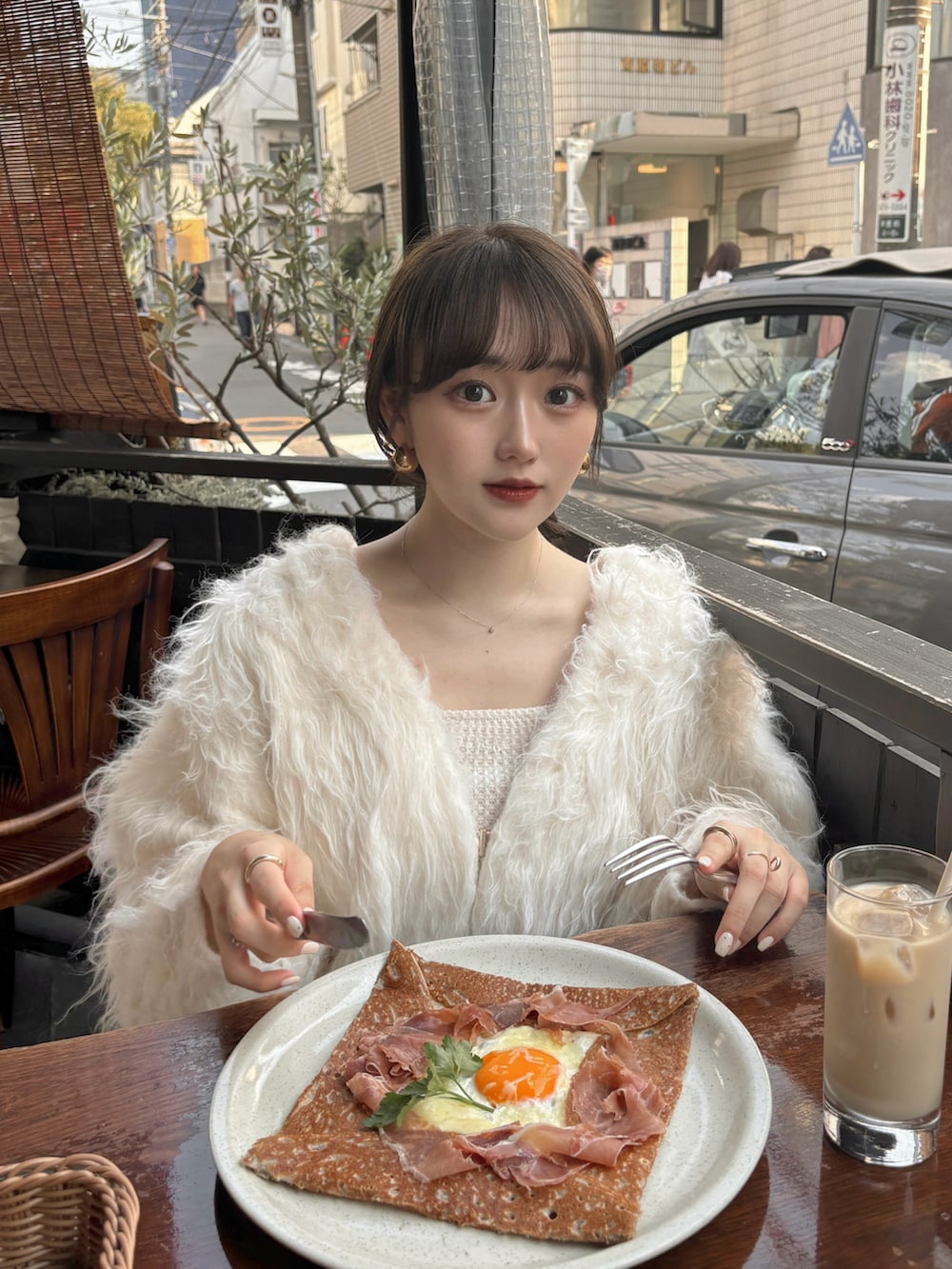 ホワイト系のニット/セーター、ホワイト系のスカート、ホワイト系のバッグを着用したレディースの秋コーディネートの4枚目の写真