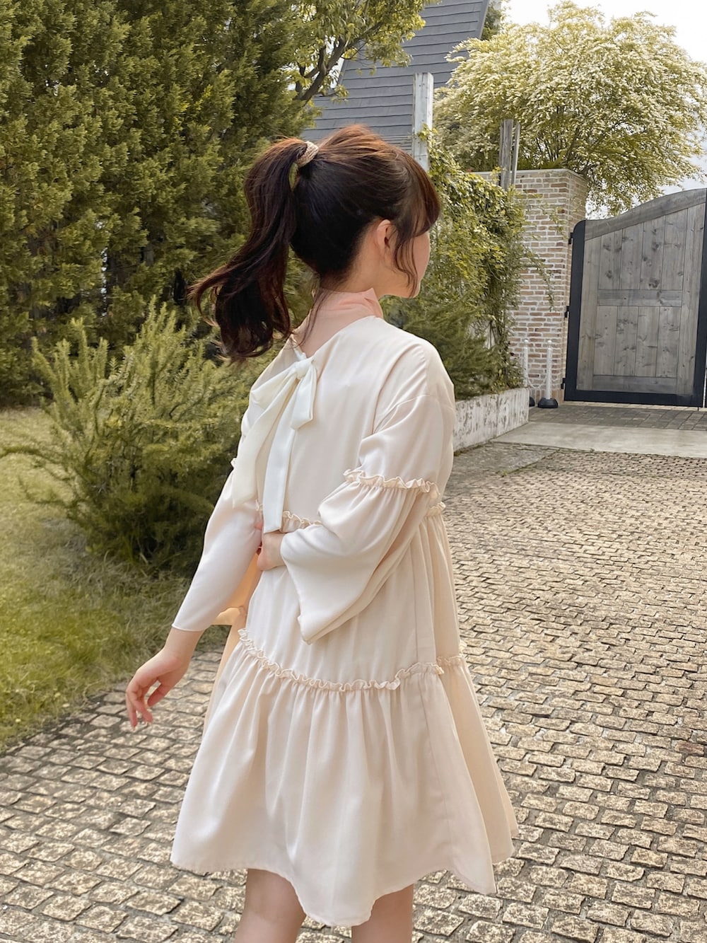 ホワイト系のワンピースを着用したレディースの夏コーディネートの3枚目の写真