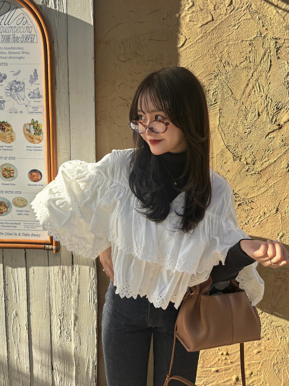 ブルー系のデニムパンツ、ホワイト系のシャツ/ブラウス、グレー系のトップスを着用したレディースの春コーディネートの3枚目の写真